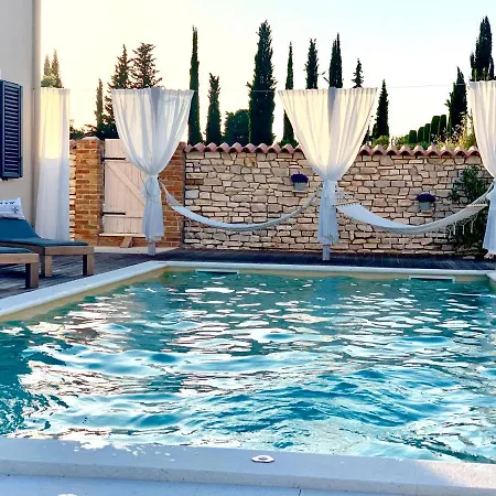 Apartment Vi La Mare With Heated Pool Zadar